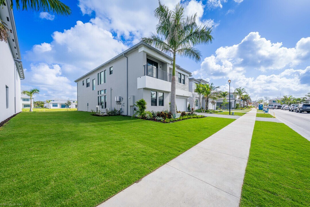 9147 Silver Marsh Ln in Boca Raton, FL - Building Photo