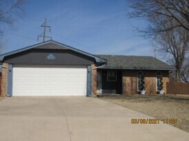 12 NE Cimarron Trail in Lawton, OK - Building Photo