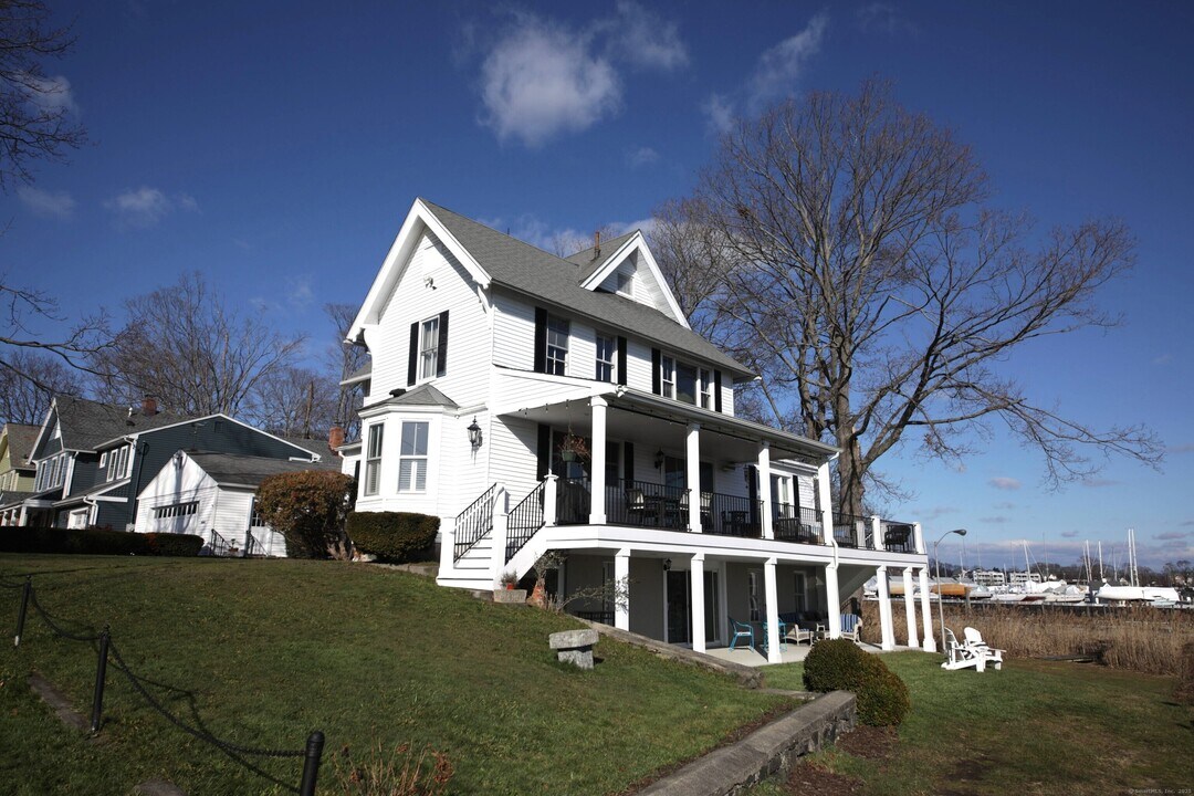 60 Pond St in Milford, CT - Building Photo