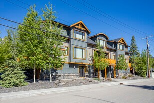801 4 St in Canmore, AB - Building Photo