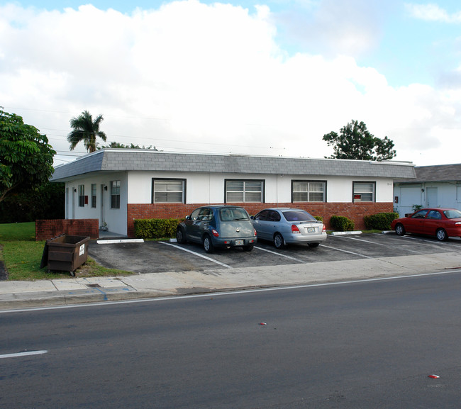 7031 Pembroke Rd in Pembroke Pines, FL - Building Photo - Building Photo