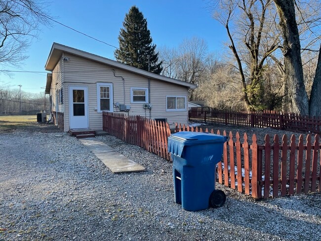 415 W Campground Rd in Evansville, ID - Building Photo - Building Photo