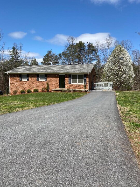 232 Gene Moretz Ln in Hickory, NC - Building Photo
