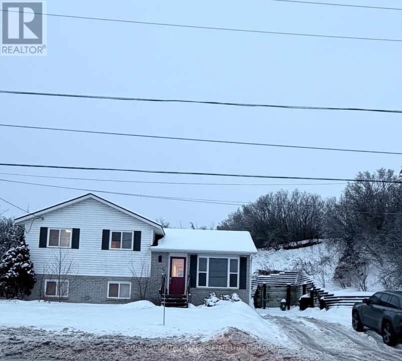 252 Cannifton Rd N in Belleville, ON - Building Photo