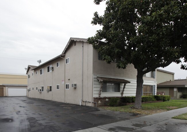 2103 E Westport Dr in Anaheim, CA - Foto de edificio - Building Photo