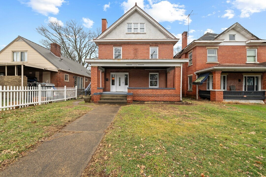 1104 8th St in Huntington, WV - Building Photo