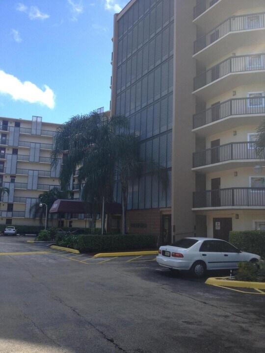 3101 N Country Club Dr in Aventura, FL - Building Photo