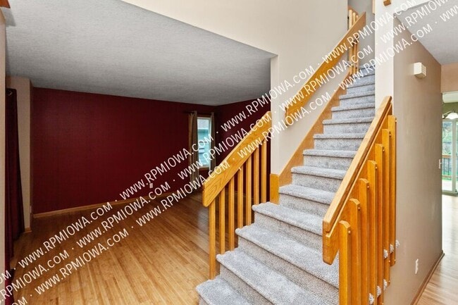 8912 Highland Oaks Dr in Johnston, IA - Building Photo - Building Photo