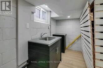 19 Bardwell Crescent in Toronto, ON - Building Photo - Building Photo