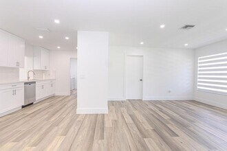 1717 16th Ct N in Lake Worth Beach, FL - Building Photo - Building Photo