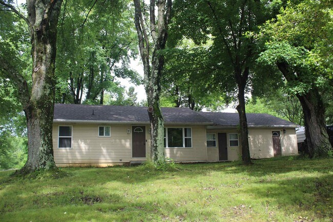 611 Russell Rd in Chandler, IN - Building Photo - Building Photo