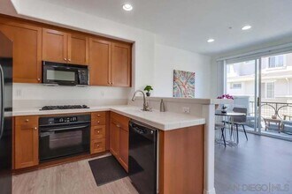 8713 Plaza Sq in San Diego, CA - Foto de edificio - Building Photo