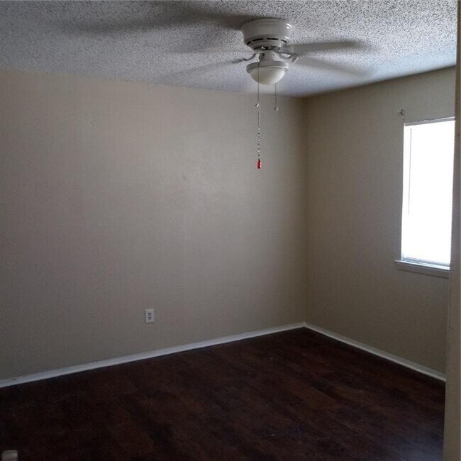 210 N Vandeveer St in Burnet, TX - Building Photo - Building Photo