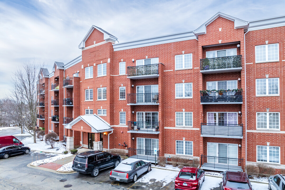 Riverwalk Condominiums in Rolling Meadows, IL - Building Photo