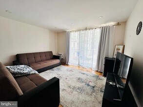 3245 Rio Dr in Falls Church, VA - Foto de edificio - Building Photo