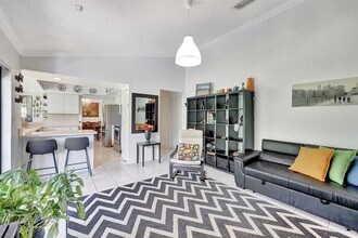 11605 SW 100th Terrace in Miami, FL - Building Photo - Building Photo