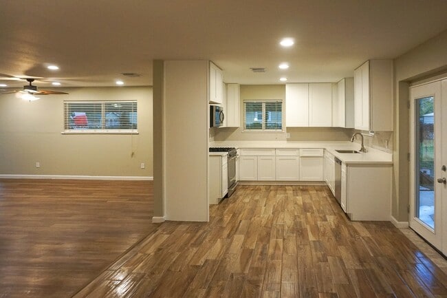 property at 8521 Woodlyn Rd