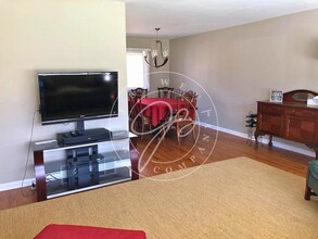 6912 Fredericksburg Dr S in Sylvania, OH - Foto de edificio - Building Photo