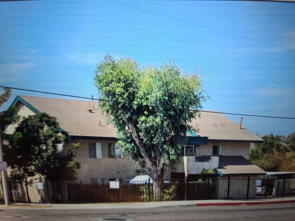 101 W Olive Ave in La Habra, CA - Building Photo