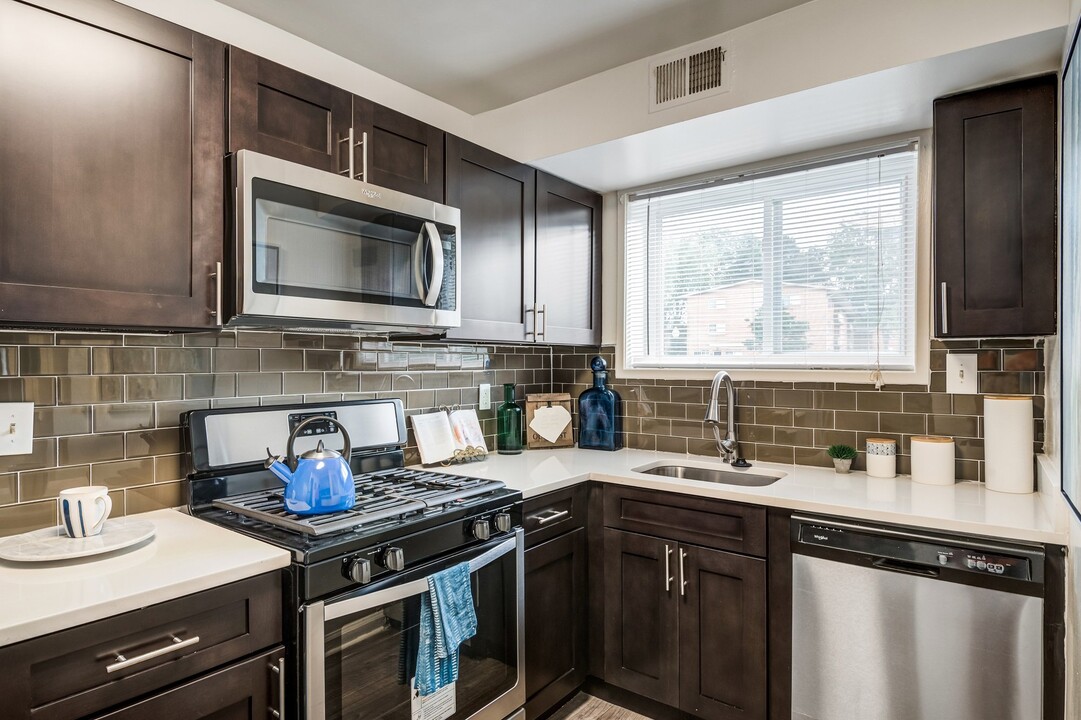Lynbrook at Mark Center Apartment Homes in Alexandria, VA - Building Photo