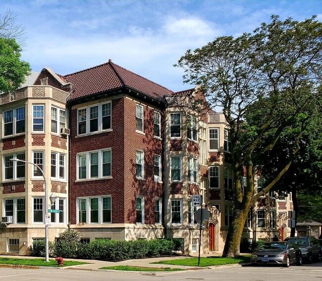 property at 2946 N Pine Grove Ave