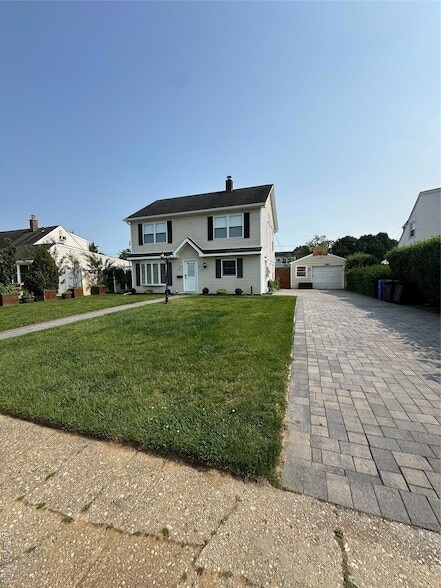 12 Green Ln in Levittown, NY - Building Photo - Building Photo