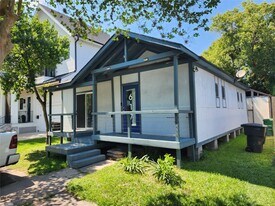 617 E 12th 1/2 St in Houston, TX - Building Photo