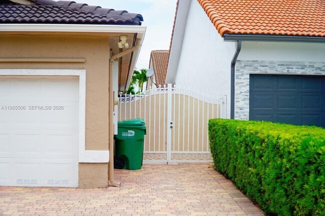 9143 NW 146th Terrace in Miami Lakes, FL - Building Photo - Building Photo