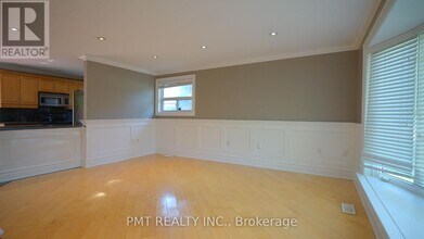 7 Waterbury Dr in Toronto, ON - Building Photo - Building Photo