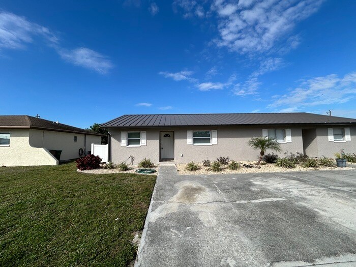 638 SE 13th Ave in Cape Coral, FL - Building Photo