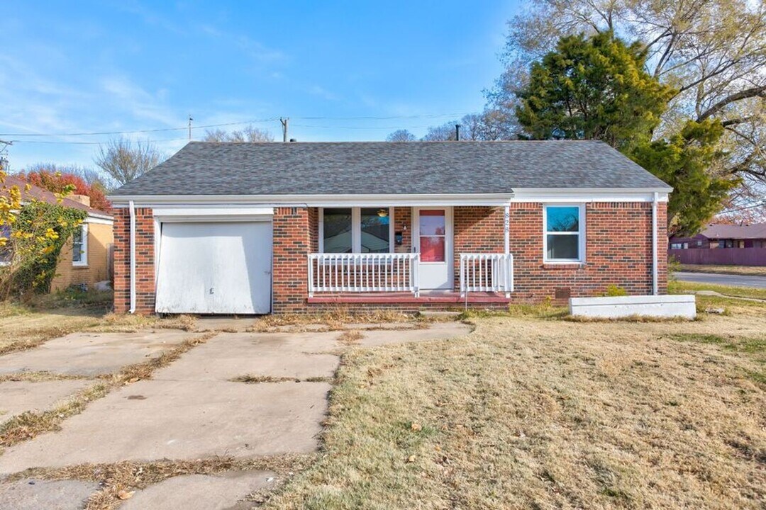 828 S Apache Dr in Wichita, KS - Foto de edificio