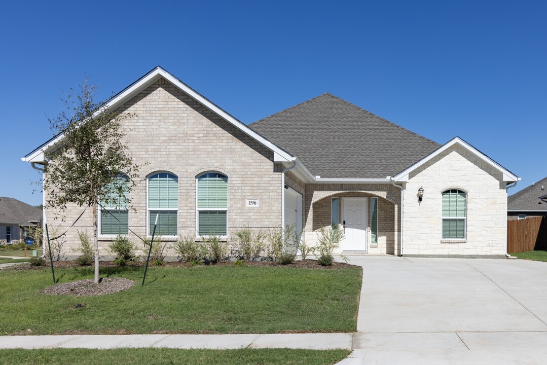 196 Bowling Grn Ave. in Red Oak, TX - Building Photo