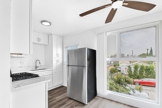 210 E 29th St, Unit 19 in Long Beach, CA - Foto de edificio - Building Photo