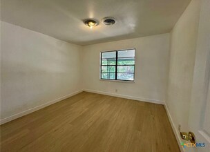 1101 Hall Ave in Killeen, TX - Foto de edificio - Building Photo