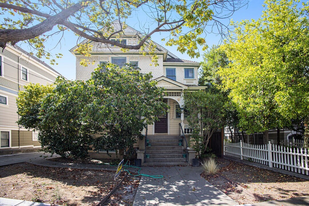 1828 Clinton Ave in Alameda, CA - Building Photo