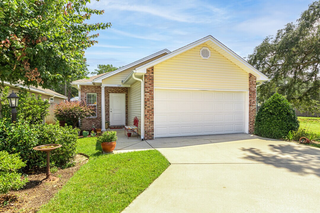 124 Matt Blvd in Niceville, FL - Building Photo