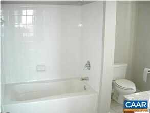 755 Walker Square in Charlottesville, VA - Foto de edificio - Building Photo