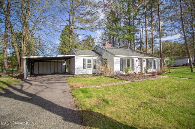 934 Mohegan Rd in Niskayuna, NY - Building Photo - Building Photo