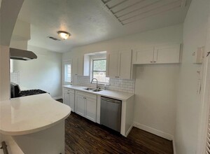 7139 Linden St in Houston, TX - Foto de edificio - Building Photo