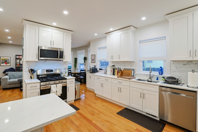 26 Fenwick St in Somerville, MA - Foto de edificio - Interior Photo