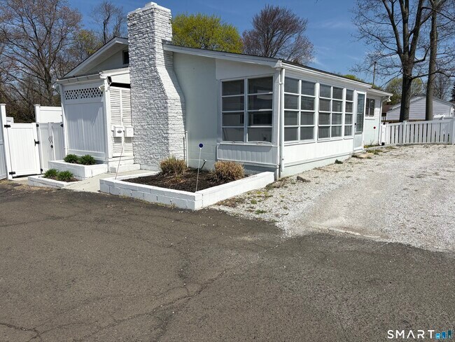 832 Milford Point Rd in Milford, CT - Building Photo - Building Photo