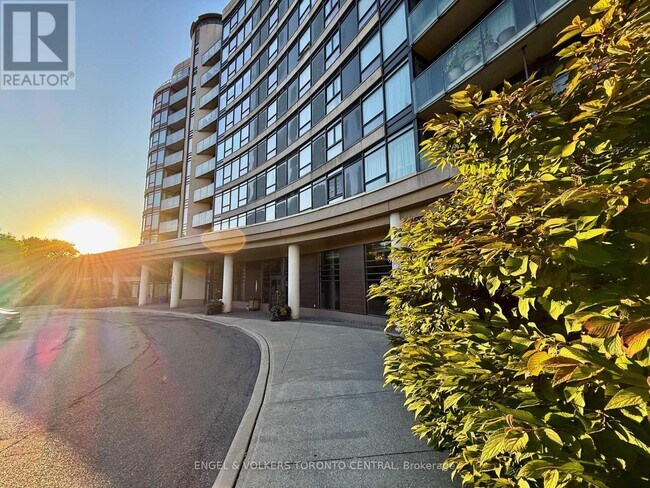 18 Valley Woods Rd in Toronto, ON - Building Photo - Building Photo