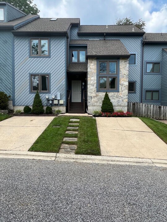 121 Foxfire Dr in Newark, DE - Building Photo