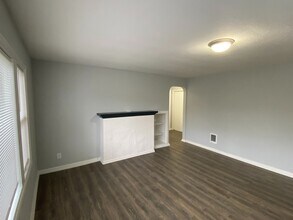 8110 SE Raymond St in Portland, OR - Building Photo - Building Photo