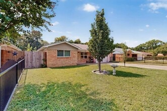207 Longacre Ln in Dallas, TX - Building Photo - Building Photo