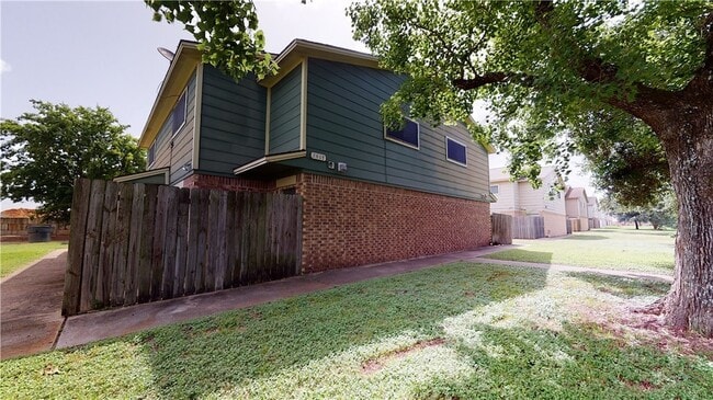 2807 Longmire Dr, Unit A in College Station, TX - Building Photo - Building Photo
