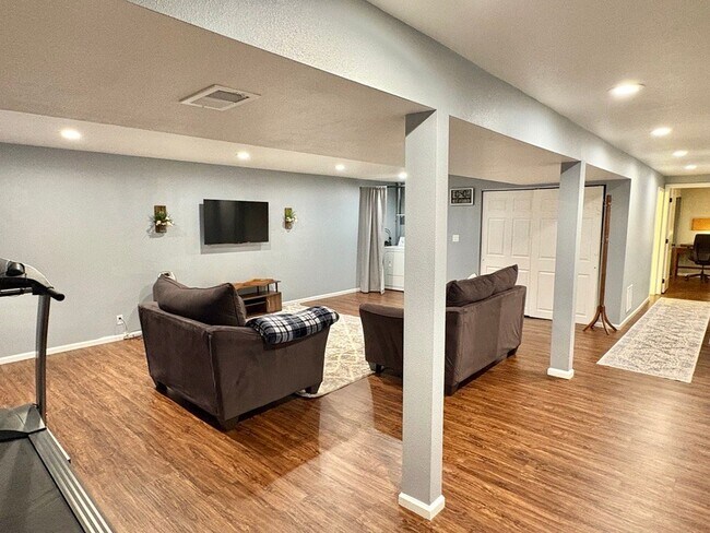 property at 2512 Hollingbourne Dr