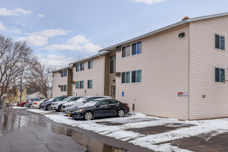 Brook Manor Apartment Homes in Syracuse, NY - Foto de edificio - Building Photo