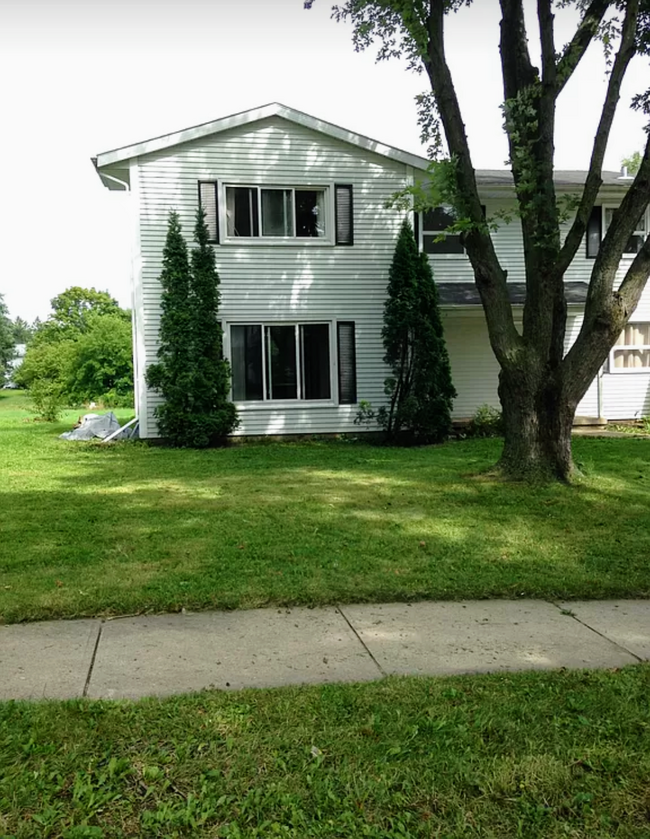 2021 Frisch Rd, Unit Bedroom #3 in Madison, WI - Building Photo - Building Photo