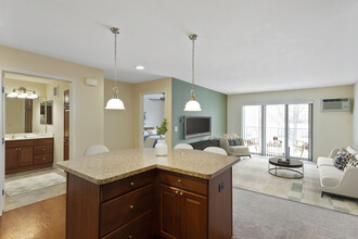 Parkwood Pointe Apartments in Burnsville, MN - Building Photo - Building Photo